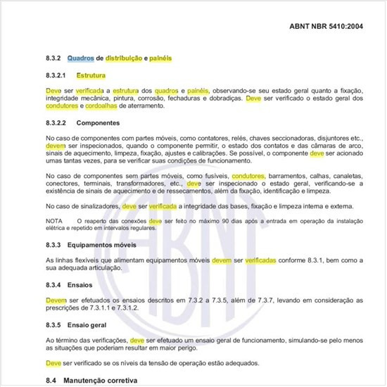 Com que critério deve ser verificada a estrutura dos quadros de distribuição e painéis, incluindo os condutores e cordoalhas de aterramento?