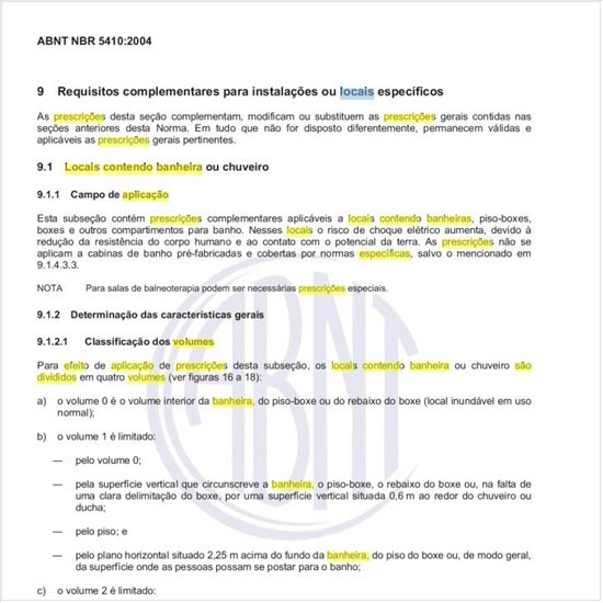 Para efeito de aplicação de prescrições específicas, como são classificados os volumes em que são divididos os locais contendo banheira ou chuveiro?
