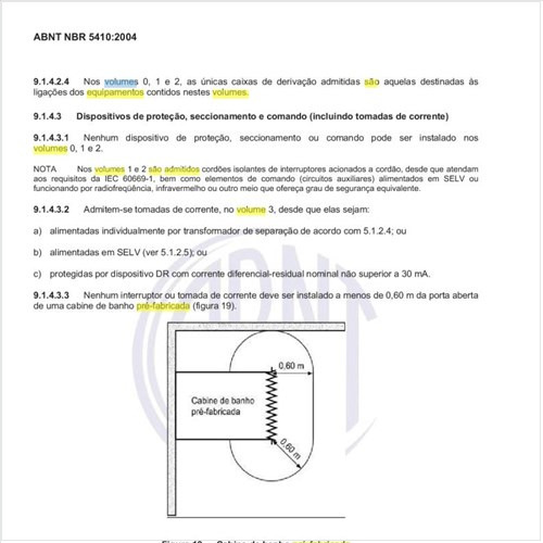 Que tipos de equipamentos são admitidos em cada volume dos locais contendo banheira ou chuveiro?