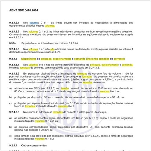 Quais são os requisitos para os dispositivos de proteção, seccionamento e comando (incluindo tomadas de corrente) nos volumes das piscinas?