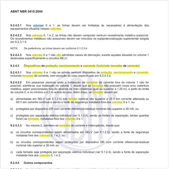 Quais são os requisitos para os dispositivos de proteção, seccionamento e comando (incluindo tomadas de corrente) nos volumes das piscinas?