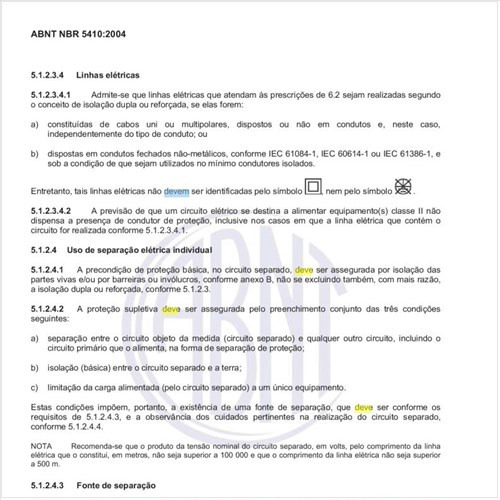 Como deve ser feita a alimentação de lâmpadas portáteis em compartimentos condutivos?