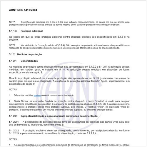 Como podem ser alimentados os equipamentos fixos em compartimentos condutivos?