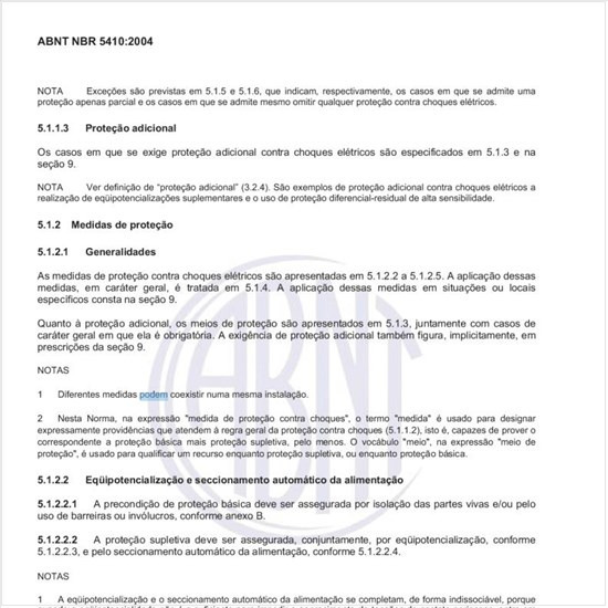 Como podem ser alimentados os equipamentos fixos em compartimentos condutivos?