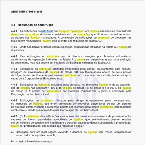 Como devem ser construídas as edificações ou estruturas que abriguem operações com líquidos inflamáveis e combustíveis?