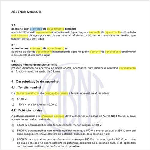 Como podem ser designados os chuveiros elétricos quanto ao elemento de aquecimento e ao invólucro?