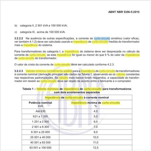 Quais os valores mínimos normalmente aceitos para a impedância de curto-circuito de transformadores?
