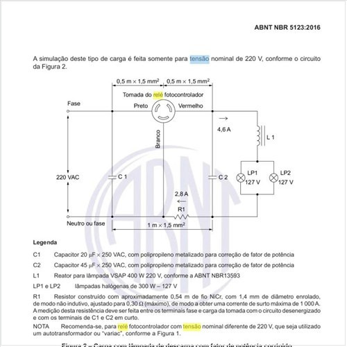 Quais são as características construtivas, requisitos e ensaios de um relé fotocontrolador?
