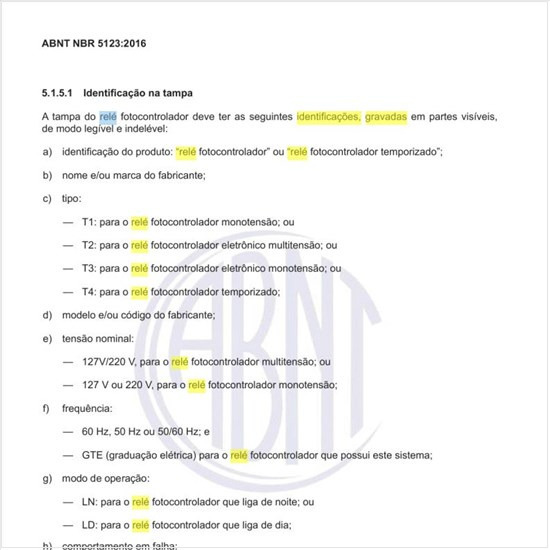 Quais as identificações que devem ser gravadas no chassi do relé fotocontrolador?