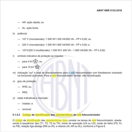 Qual deve ser o código de identificação das características do relé fotocontrolador?