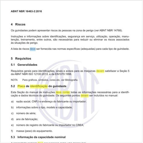 O que deve conter a placa de identificação do guindaste?