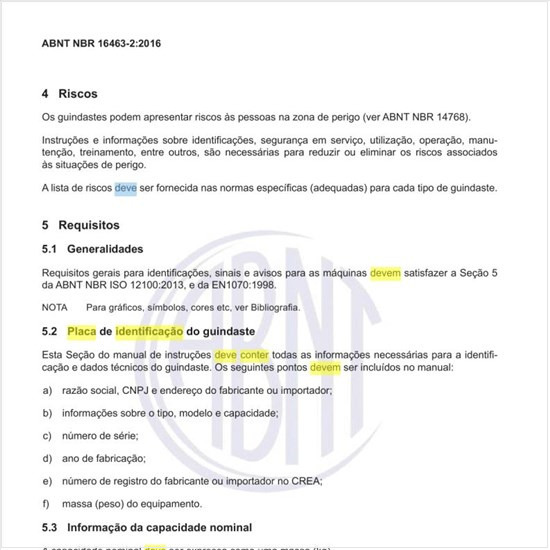 O que deve conter a placa de identificação do guindaste?