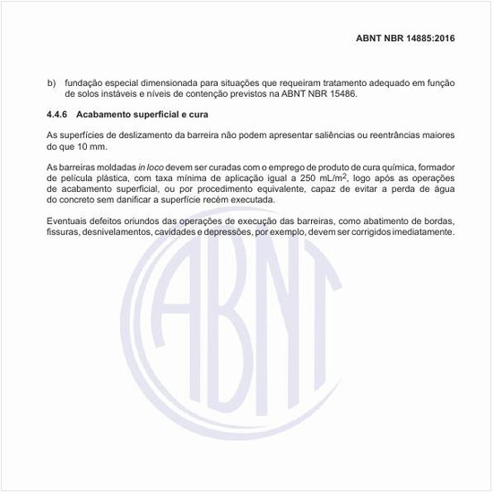 Como deve ser feito o acabamento superficial e cura das barreiras de concreto?