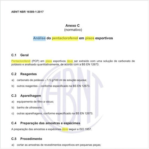 Como deve ser feita a análise do pentaclorofenol em pisos esportivos?