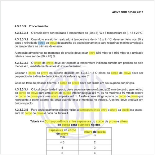 Qual a correspondência entre espessura do corpo de prova e altura de queda para plásticos rígidos?