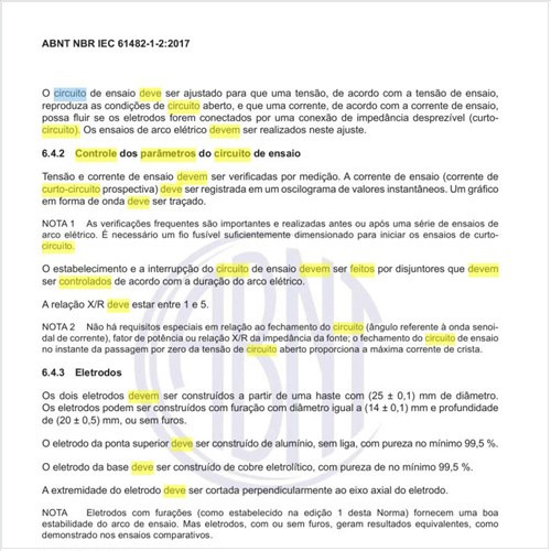 Como deve ser feito o controle dos parâmetros do circuito de ensaio?