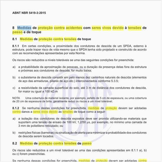 Quais as medidas de proteção contra acidentes com seres vivos devido a tensões de passo e de toque?