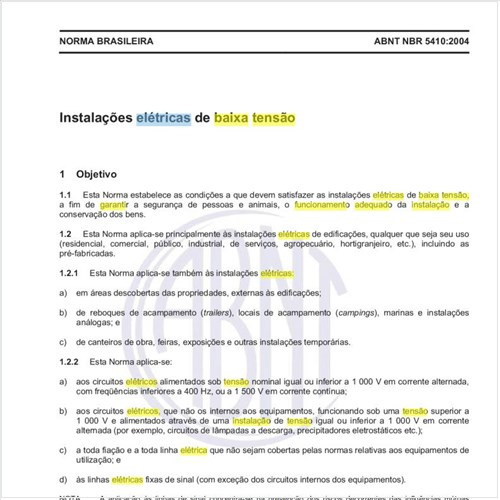 Com que enfoque são estabelecidos os requisitos que objetivam garantir o funcionamento adequado de uma instalação elétrica de baixa tensão?