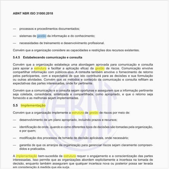 Como deve ser executada a implementação da estrutura de gestão de riscos?