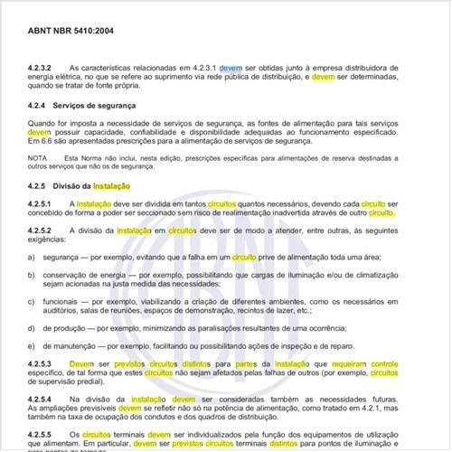 Como devem ser previstos circuitos distintos para partes da instalação que requeiram controle específico?