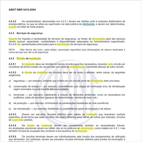 Quando a instalação comportar mais de uma alimentação, quais são as condições para a distribuição associada a cada uma delas?