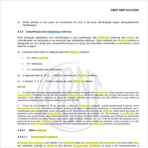 Qual deve ser a temperatura ambiente a considerar para um determinado componente, incluindo a influência dos outros componentes instalados no local?