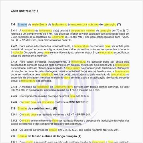 Como deve ser executado o ensaio de resistência de isolamento à temperatura máxima de operação (T)?