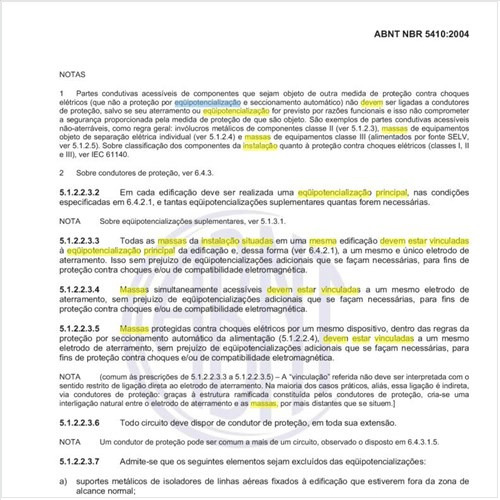 Como devem estar vinculadas à equipotencialização principal as massas da instalação situadas em uma mesma edificação?