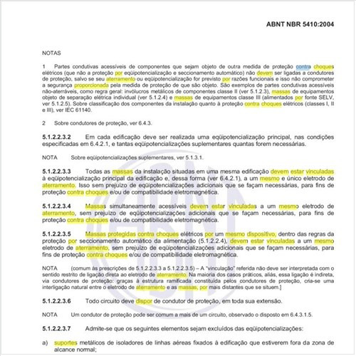 Como devem estar vinculadas ao aterramento as massas protegidas por um mesmo dispositivo contra choques elétricos?