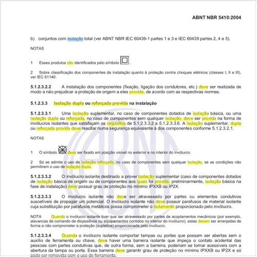 Como deve ser constituída e quais são os requisitos para uma isolação dupla ou reforçada quando provida durante a instalação?