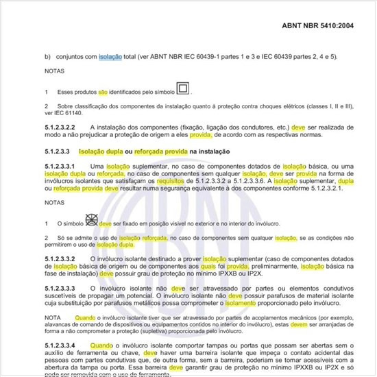 Como deve ser constituída e quais são os requisitos para uma isolação dupla ou reforçada quando provida durante a instalação?