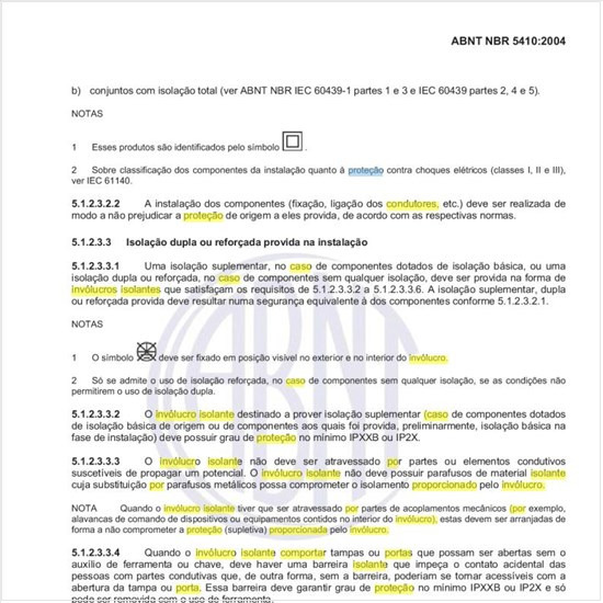 Como proceder caso seja necessária a travessia do invólucro isolante por condutores de proteção integrantes de circuitos destinados a alimentar outros equipamentos?