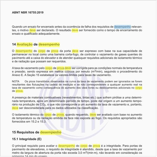Como deve ser feita a avaliação de desempenho do corpo de prova da porta?