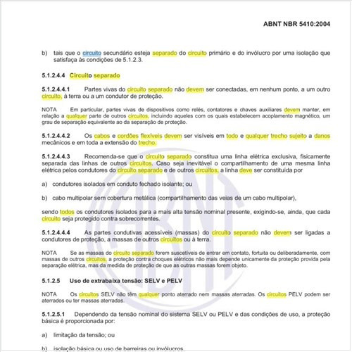 Como deve ser a disposição de cabos e cordões flexíveis do circuito separado em todo e qualquer trecho sujeito a danos mecânicos?