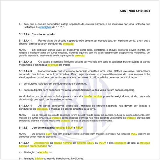 Como é proporcionada a proteção básica do sistema SELV ou PELV, dependendo da tensão nominal e das condições de uso?