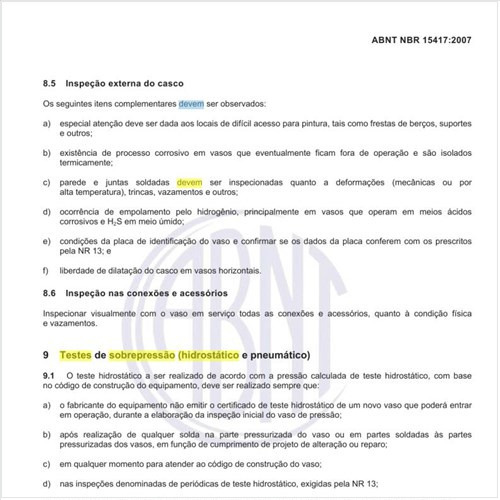 Como devem ser executados os testes de sobrepressão (hidrostático e pneumático)?