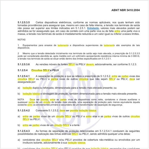 Como deve ser provida a isolação básica entre as partes de circuitos SELV ou PELV?