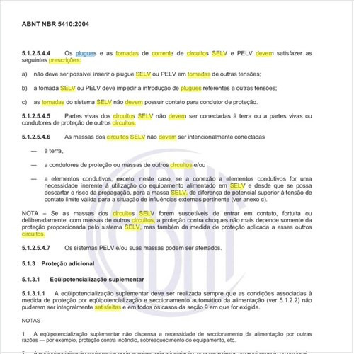 Quais prescrições devem ser satisfeitas pelos plugues e as tomadas de corrente de circuitos SELV e PELV?