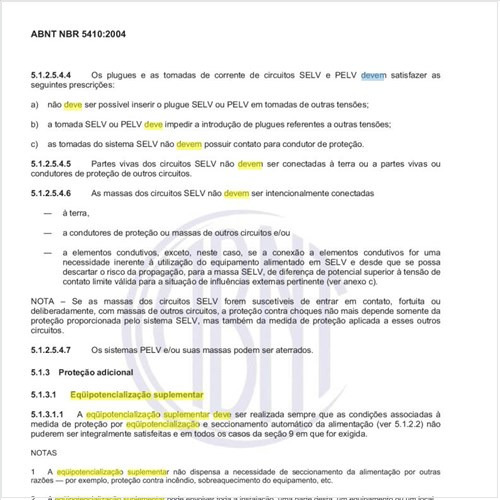Qual deve ser a abrangência da equipotencialização suplementar e o que deve ser conectado a essa equipotencialização?