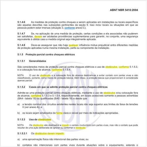 Como devem ser fixados os obstáculos de forma a impedir qualquer remoção involuntária?