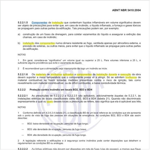 Quais os requisitos para os materiais de invólucros aplicados a componentes da instalação durante a execução da obra?