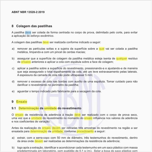 Qual deve ser o procedimento do ensaio para a determinação da umidade do revestimento?