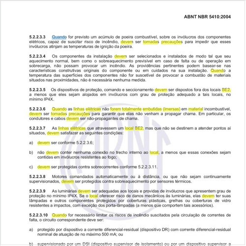 Que precauções devem ser tomadas quando as linhas elétricas, em local BE2, não forem totalmente embutidas (imersas) em material incombustível?