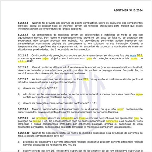 Quais são os requisitos para que as luminárias sejam adequadas aos locais BE2 e qual o grau mínimo de proteção?