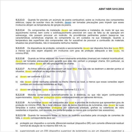 Como devem ser protegidos os circuitos que alimentam ou atravessam locais BE2 contra sobrecargas e contra curto-circuitos?