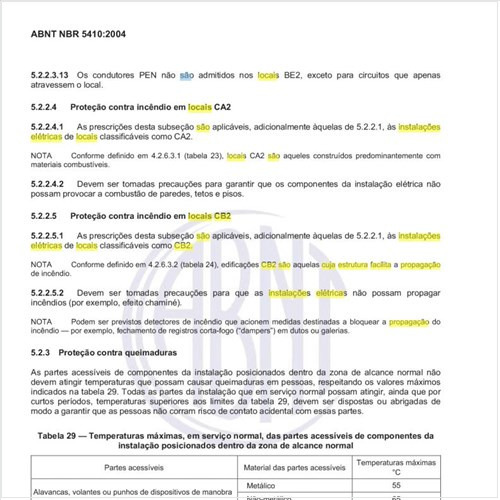 Como são definidos os requisitos adicionais para as instalações elétricas em locais CB2, cuja estrutura facilita a propagação de incêndio?