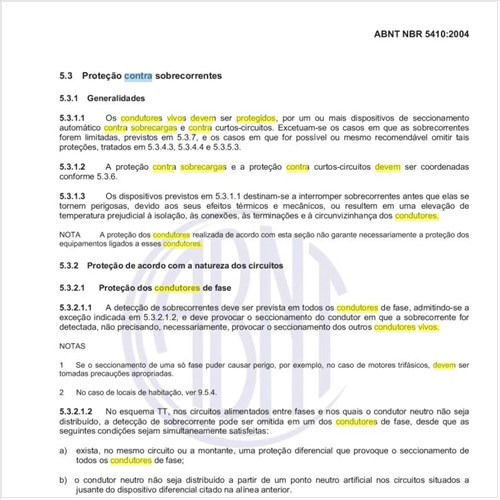 Como devem ser protegidos os condutores vivos contra sobrecargas e contra curtos-circuitos?