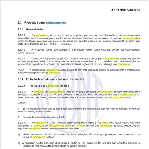 Em quais condições, no esquema TT, a detecção de sobrecorrente pode ser omitida em um dos condutores fase?