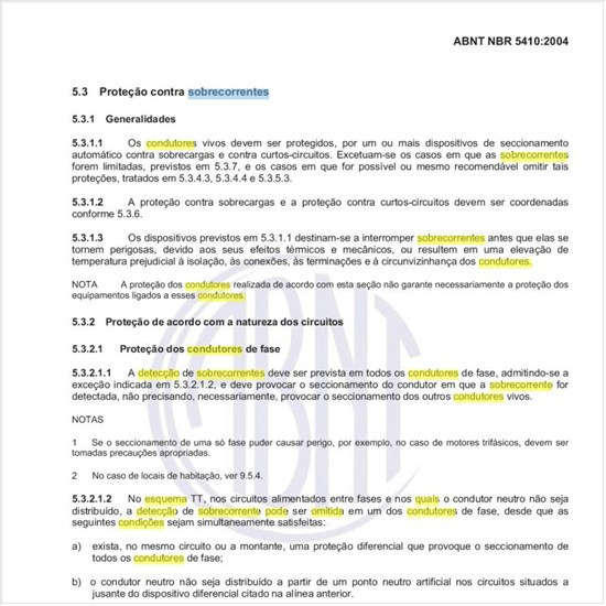 Em quais condições, no esquema TT, a detecção de sobrecorrente pode ser omitida em um dos condutores fase?