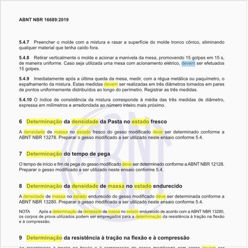 Como deve ser feita a determinação da densidade de massa no estado endurecido?